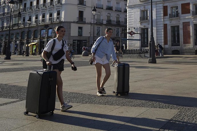 Archivo - Turistas con maletas por el centro de la ciudad, a 19 de julio de 2025, en Madrid (España). España recibió más de 52 millones de pasajeros aéreos internacionales en el primer semestre de 2025, lo que supone un 6,4% más que en el mismo periodo de