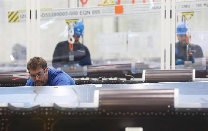 Archivo - Operario de  Airbus trabajando en la nueva línea de producción. A 18 de diciembre de 2024, en Cádiz, Andalucía (España).El director de la planta de Airbus en El Puerto de Santa María, Jesús López Medina, informa sobre la incorporación de una nue