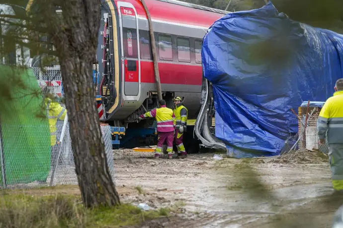 Trabajadores realizan tareas de retirada de los vagores en el punto de las vías donde tuvo lugar el accidente de trenes de Adamuz, Córdoba.