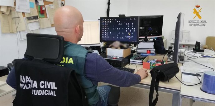 Archivo - Un agente de la Policía Judicial de la Guardia Civil, en imagen de archivo