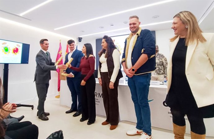 Imagen de los miembros del equipo ganador del proyecto durante la entrega del premio