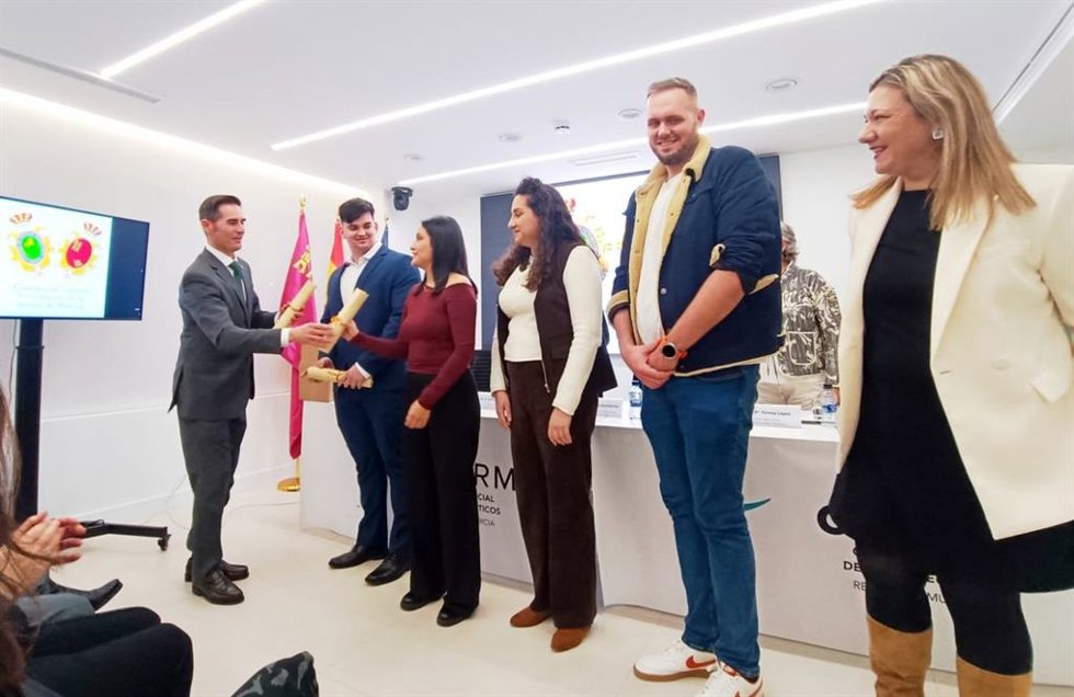Imagen de los miembros del equipo ganador del proyecto durante la entrega del premio
