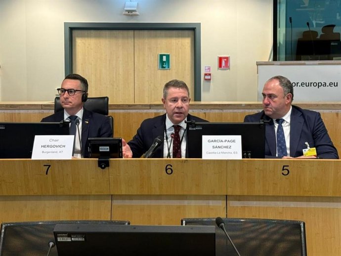 El jefe del Ejecutivo autonómico, Emiliano García-Page, junto al consejero de Agricultura, Ganadería y Desarrollo Rural, Julián Martínez Lizán.