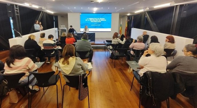 La consejera Belinda León, en el taller impulsado por el Gobierno riojano que incide en la necesidad de incorporar la perspectiva de género en la prevención de riesgos laborales.