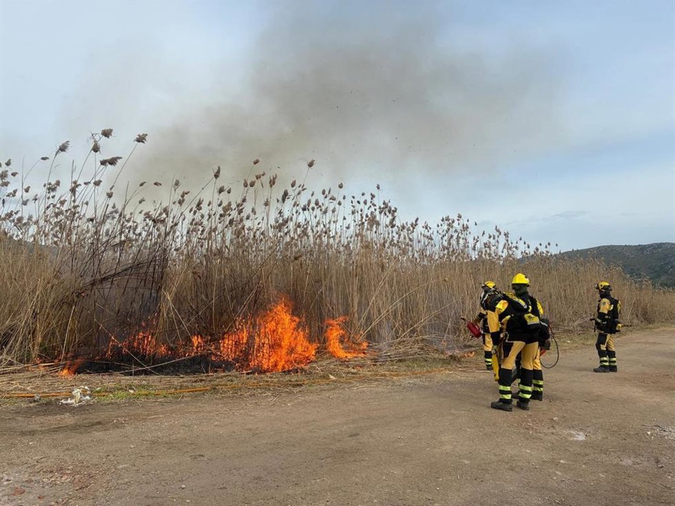 Efectivos del Ibanat actúan en un incendio.