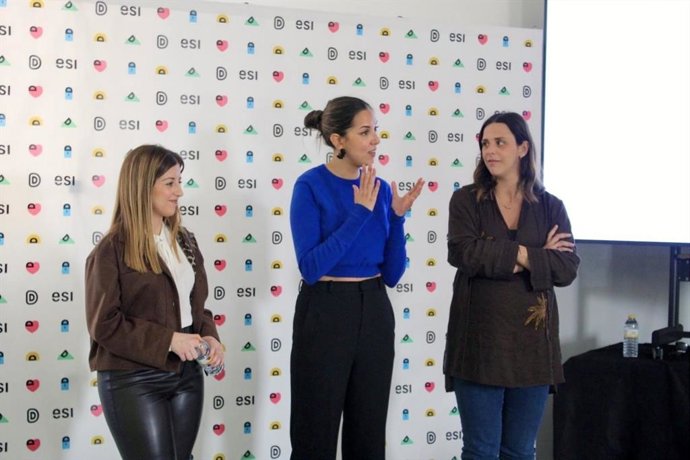 La concejal de Turismo, Eventos y Marca Ciudad, Blanca Jiménez (en el centro), junto a la concejal de Juventud, Carolina del Bosque (izda), y la directora de la Escuela Superior de Diseño de Valladolid, Beatriz Hernández.