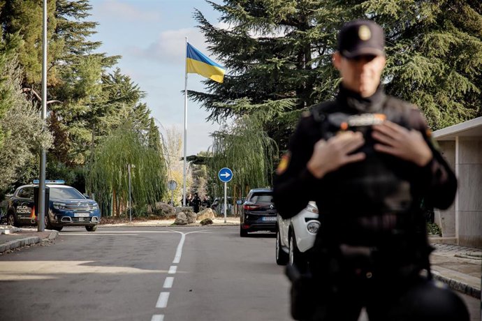 Archivo - Un agente de Policía Nacional en las inmediaciones de la embajada de Ucrania