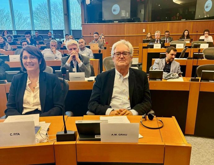 Los directores generales de Relaciones Institucionales y de Relaciones con el Parlamento, Xesca Ramis, y de Pesca, Antoni M. Grau, en Bruselas.