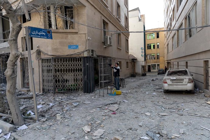 4 de março de 2026, Teerã, Irã: Um dos edifícios da sede da polícia foi alvo de ataques dos EUA e de Israel ao Irã, deixando o edifício destruído e causando danos às estruturas circundantes em Teerã, Irã, na quarta-feira, 4 de março de 2026.