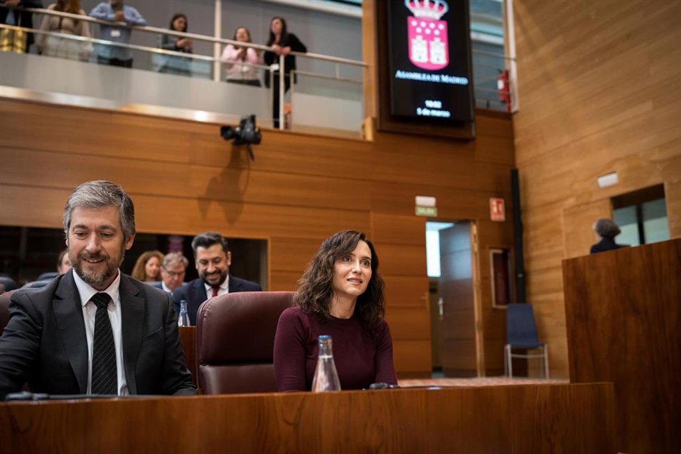 La presidenta de la Comunidad de Madrid, Isabel Díaz Ayuso, y el consejero de Presidencia, Justicia y Administración Local, y portavoz del Gobierno autonómico, Miguel Ángel García Martín, durante un pleno en la Asamblea de Madrid, a 5 de marzo de 2026, 