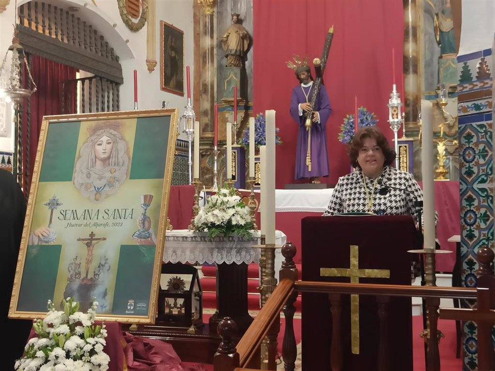 Archivo - La alcaldesa de Huévar del Aljarafe, María Eugenia Moreno, en la presentación del Cartel de la Semana Santa de 2023, junto al Nazareno del Gran Poder.