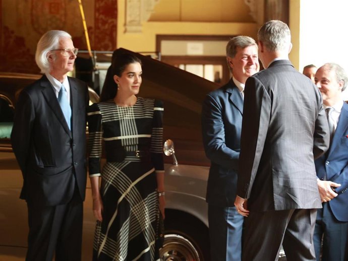 El Rey Felipe VI saluda a Cayetano Martínez de Irujo en presencia de su mujer Bárbara Mirjan, su hermano Jacobo, y el marido de Eugenia, Narcís Rebollo