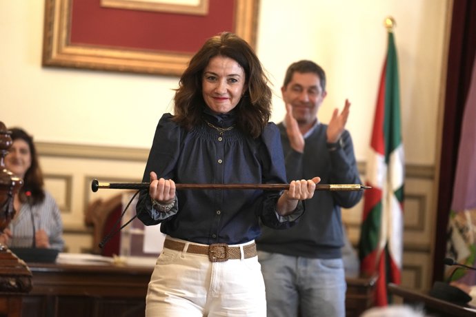 La nueva alcaldesa de Santurtzi (Bizkaia),  Itziar Carrocera, con el bastón de mando tras ser elegida en el pleno municipal