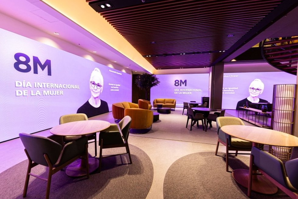 La entidad financiera ilumina de morado durante esta semana sus oficinas all in one