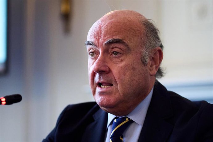 Archivo - El vicepresidente del Banco Central Europeo, Luis de Guindos, durante la segunda jornada del curso organizado por la Asociación de Periodistas de Información Económica (APIE), en el Palacio de la Magdalena, a 24 de junio de 2025, en Santander, C