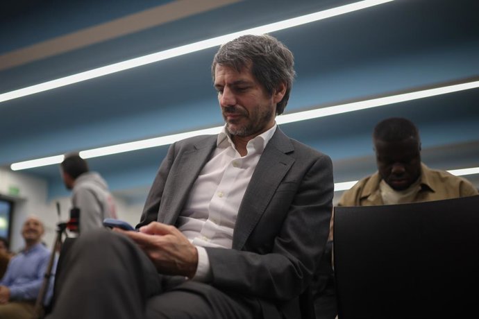 O ministro da Cultura, Ernest Urtasun, durante a apresentação do livro “Open Arms, uma missão contra a corrente”, no Círculo de Belas Artes, em 4 de março de 2026, em Madri (Espanha). O livro comemora os dez anos da Open Arms e seu trabalho humanitário.