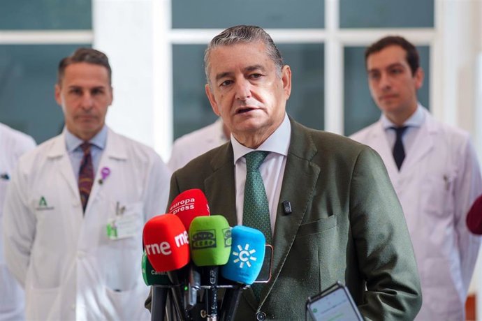 El consejero de Sanidad, Presidencia y Emergencias, Antonio Sanz,  atiende a los medios.