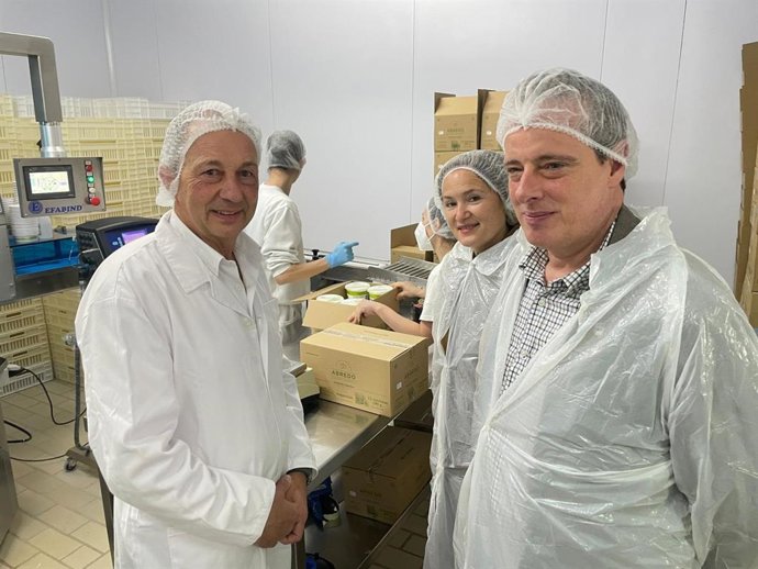 El cofundador de la quesería Abredo, Alfonso Rodríguez, junto a la directora general de Agricultura, Agroindustria y Desarrollo Rural, Begoña López, y el consejero de Medio Rural y Política Agraria, Marcelino Marcos.