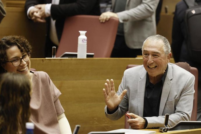 El síndic de Compromís, Joan Baldoví (d), durante una sesión de control, en Les Corts Valencianes