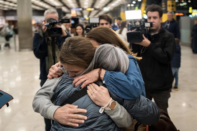 Los primeros españoles evacuados de Oriente Próximo llegan a la Terminal T4 del Aeropuerto Adolfo Suárez Madrid-Barajas, a 3 de marzo de 2026, en Madrid (España). El Gobierno ha empezado a evacuar, tanto por tierra como por aire, a los más de 30.000 españ
