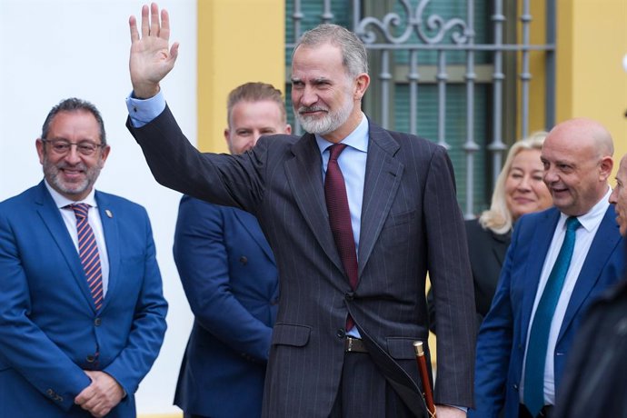 El Rey Felipe VI saluda a su llegada al Ayuntamiento de Dos Hermanas. A 4 de marzo de 2026 en Dos Hermanas, Sevilla (Andalucía, España). El Rey Felipe VI acude este miércoles 4 de marzo de 2026 al Ayuntamiento de Dos Hermanas, donde será recibido por el a