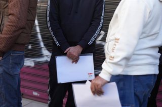 Archivo - Largas colas para acogerse al nuevo proceso de regularización de migrantes, ante el Consulado de Pakistán en Barcelona, a 30 de enero de 2026, en Barcelona, Catalunya (España). 