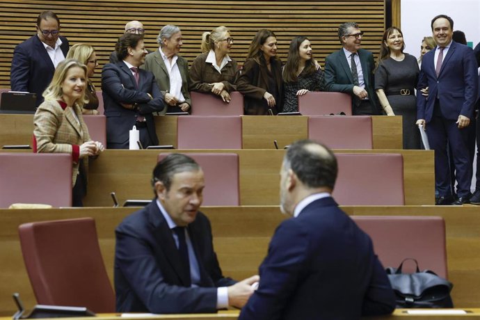 El síndic del PP, Nando Pastor (1 fila, i) y el president de la Generalitat, Juanfran Pérez Llorca (d), durante una sesión de control, en Les Corts Valencianes