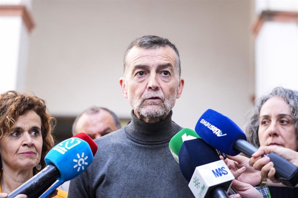 El coordinador federal de IU y candidato de Por Andalucía a la Presidencia de la Junta, Antonio Maíllo, durante reunión con representantes de la Red Andaluza de Lucha Contra la Pobreza y la Exclusión Social en el Parlamento de Andalucía, a 5 de marzo de