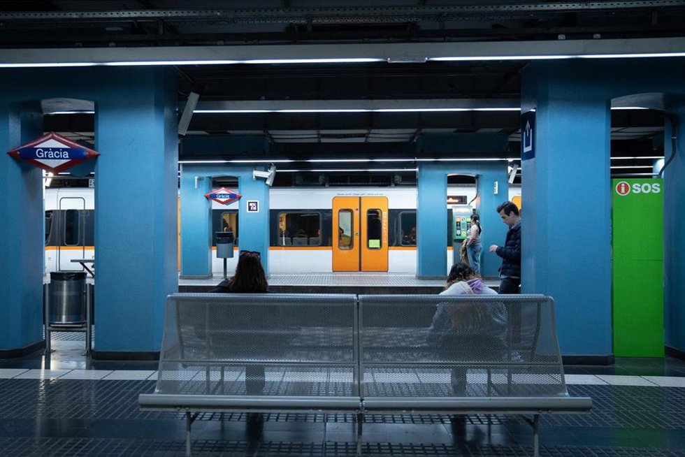 Archivo - Varias personas en un andén de la estación de Grcia de FGC en una imagen de archivo