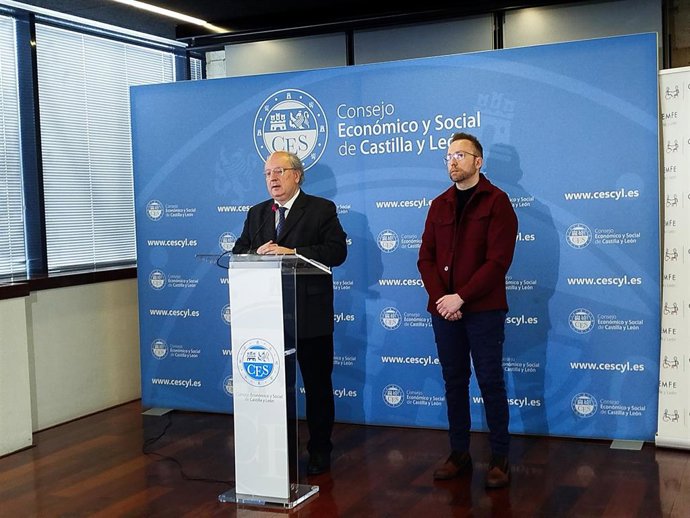 Enrique Cabero y Jairo Miguel del Río en la presentación de la jornada de 'Mujer, discapacidad, RSC y empleo' en el Consejo Económico y Social de Castilla y León en Valladolid
