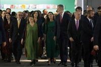 Los Reyes inauguran la 45 edición de ARCO, interesados por ausentes por la guerra de Irán, y con pitada para Urtasun