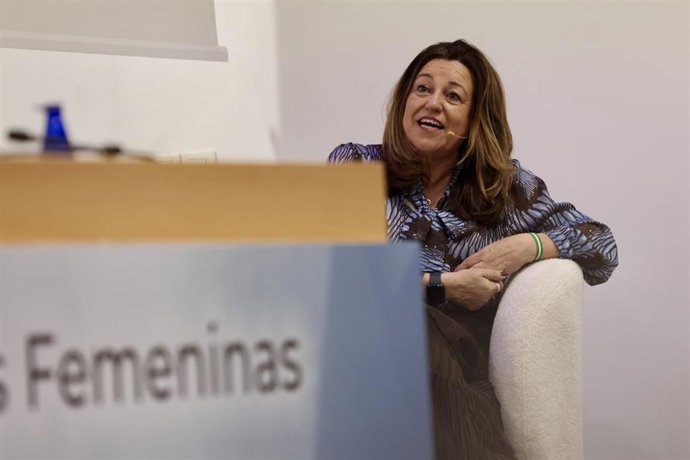 La consejera de Desarrollo Educativo y Formación Profesional de la Junta de Andalucía, María del Carmen Castillo, participa en un diálogo durante la jornada titulada 'Vocaciones femeninas y FP STEAM: Andaluzas para la Industria que viene'. 