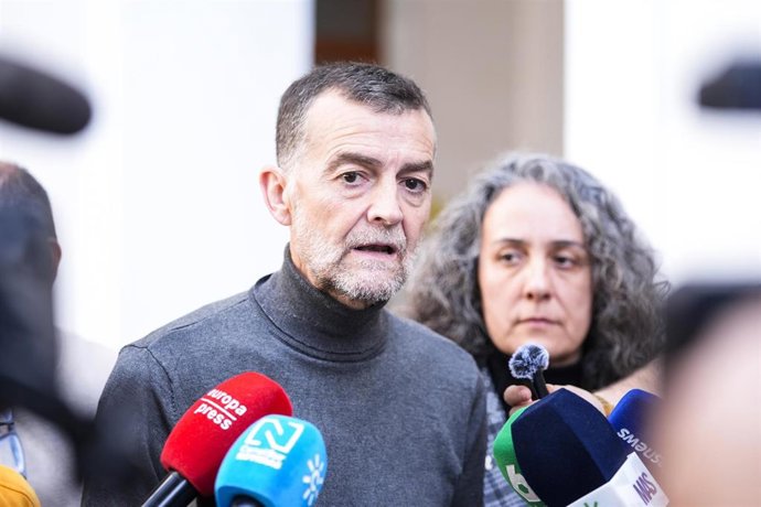 El coordinador federal de IU y candidato de Por Andalucía a la Presidencia de la Junta, Antonio Maíllo, este jueves en declaraciones a los medios en Sevilla. 