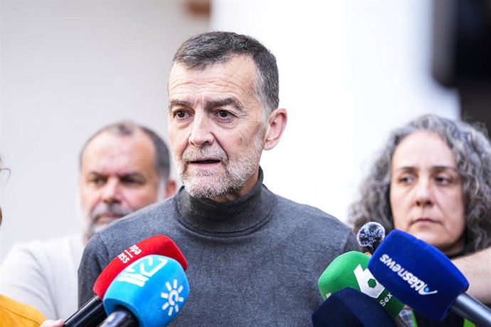 El coordinador federal de IU y candidato de Por Andalucía a la Presidencia de la Junta, Antonio Maíllo, durante reunión con representantes de la Red Andaluza de Lucha Contra la Pobreza y la Exclusión Social en el Parlamento de Andalucía, a 5 de marzo de 2