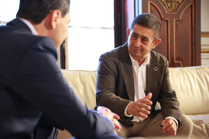 Archivo - El presidente de la Junta de Andalucía, Juanma Moreno, y el de la Diputación de Jaén, Francisco Reyes, durante la reunión del pasado julio.