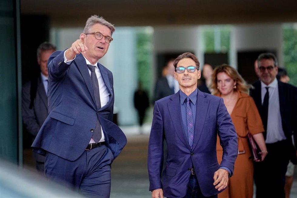 Archivo - FILED - 02 September 2025, Berlin: German Minister of State for Culture Wolfram Weimer (L) receives Italian media entrepreneur Pier Silvio Berlusconi. Italian-based Media for Europe (MFE), controlled by the family of late former Italian prime 