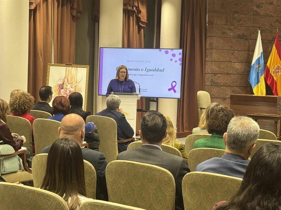 Archivo - Astrid Pérez reivindica "redoblar" la apuesta por la igualdad en unas jornadas en el Parlamento canario por el 8M