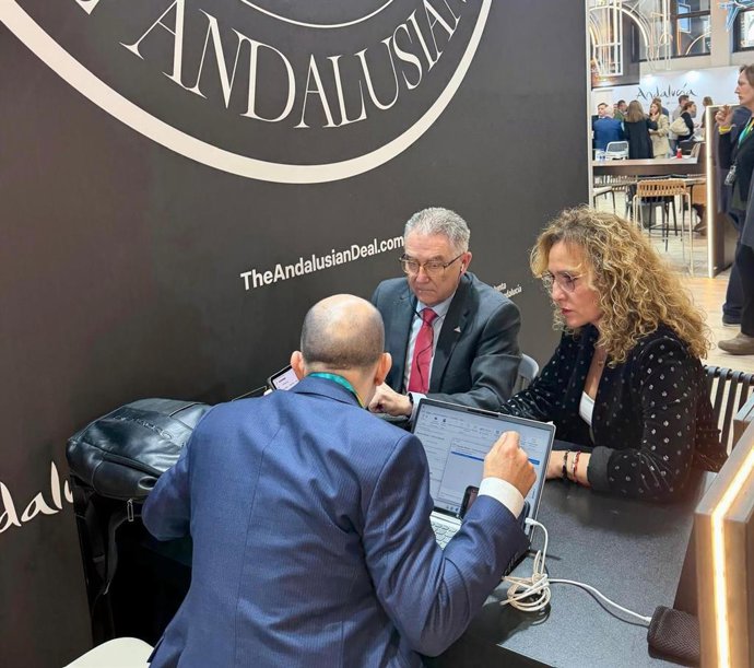 La vicepresidenta de la Diputación de Granada Marta Nievas junto al director del Patronato Provincial de Turismo, Manuel Muñoz, en la ITB