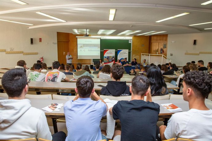 Archivo - La UA aprova nous itineraris per a acreditar el nivell C1 de valencià