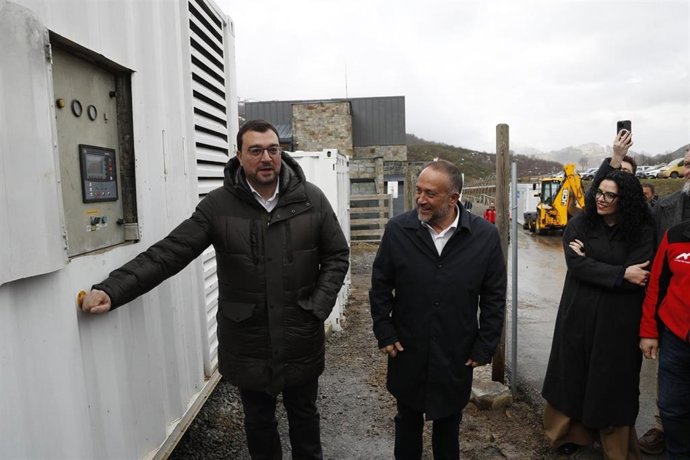 El presidente del Principado de Asturias, Adrián Barbón; el presidente de la Diputación Provincial de León, Gerardo Álvarez Courel, y la consejera de Cultura, Política Lllingüística y Deporte, Vanessa Gutiérrez.