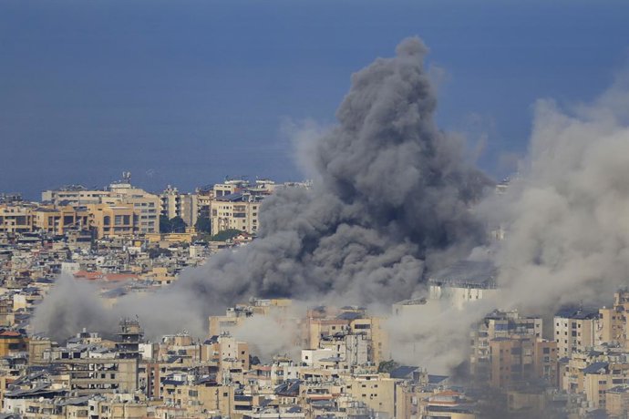 4 de março de 2026, Beirute, Líbano: Aeronaves de guerra israelenses realizam um ataque aéreo contra um edifício nos subúrbios ao sul de Beirute, como pode ser visto no momento do impacto.