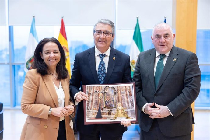 El presidente de la Diputación de Málaga, Francisco Salado, y el vicepresidente, Manuel Marmolejo junto a Paloma Saborido, directora del congreso internacional 'La Gran Procesión: el legado del Jubileo de las Cofradías'.