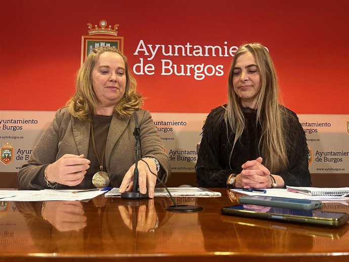 La alcaldesa, Cristina Ayala, y la concejala de Deportes, Carolina Álvarez, en la rueda de prensa.