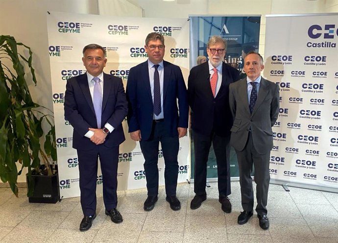 Aparicio (2 d), antes de participar en una jornada en Salamanca.