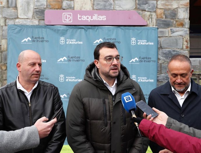 El presidente del Principado, Adrián Barbón, atiende a los medios de comunicación.