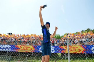 Archivo - El piloto español de Fórmula 1 Carlos Sainz (Williams) delante de su grada en el GP España 2025 de F1