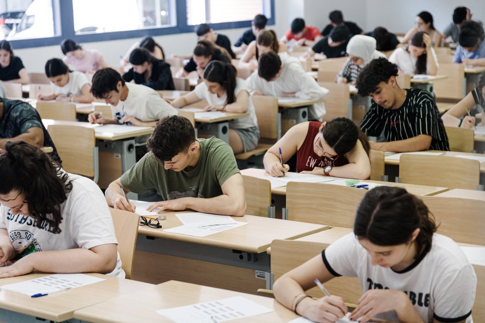 Varios alumnos realizan el primer examen durante la primera jornada de la PAU 2025, en la Facultad de Químicas, durante la primera jornada de selectividad en Madrid, a 3 de junio de 2025, en Madrid (España). Unos 40.