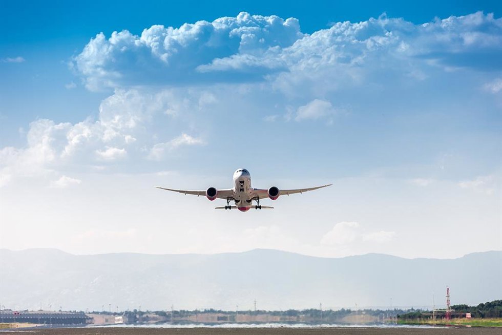 Archivo - Avión volando.