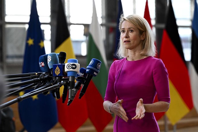 A Alta Representante da União Europeia para a Política Externa, Kaja Kallas, antes de participar na reunião extraordinária do Conselho dos Negócios Estrangeiros (CAE), convocada por videoconferência para abordar a escalada do conflito no Irão.