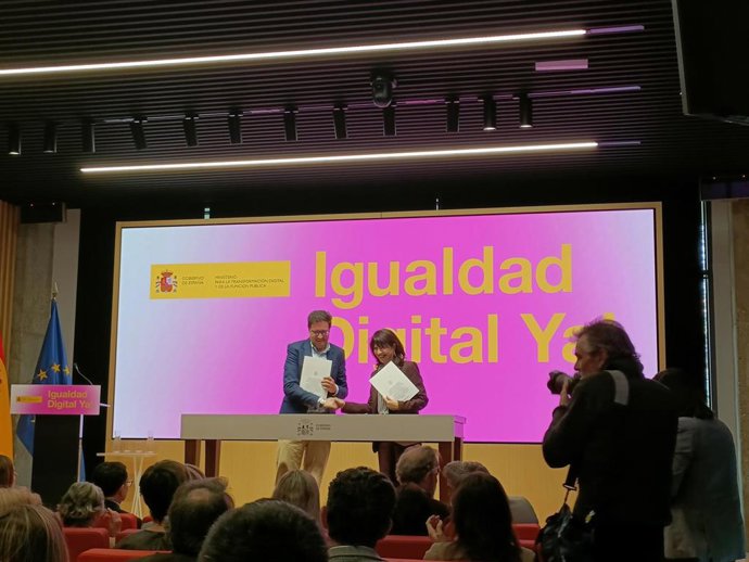 El ministro para la Transformación Digital, Óscar López, y la ministra de Igualdad, Ana Redondo en el acto Igualdad Digital.